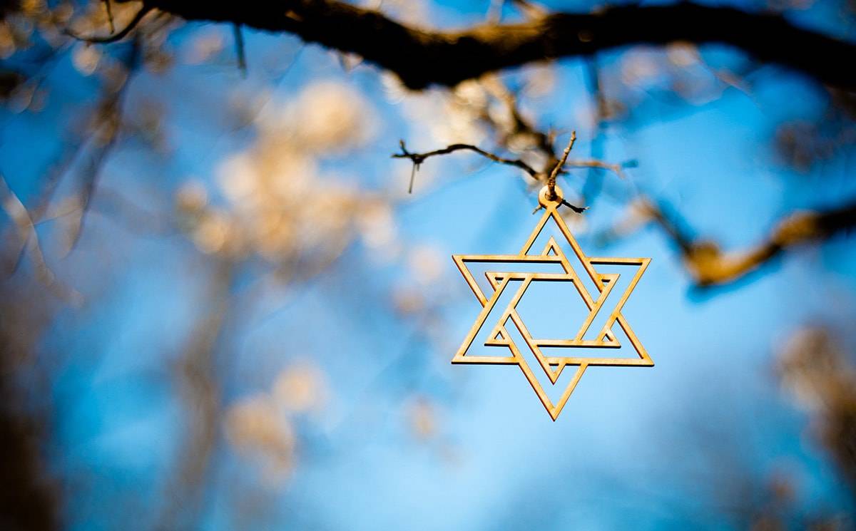 Un T Shirt Antivax Affichant Une Etoile Jaune Vendu Sur La Plateforme Merch By Amazon