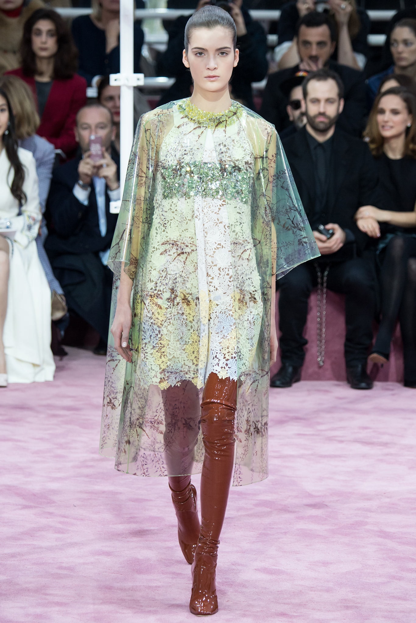 Mi-fleur, mi-Barbarella, la femme Dior version 2015 pour le défilé Haute Couture de Paris Mi-fleur, mi-Barbarella, la femme Dior version 2015 pour le défilé Haute Couture de Paris