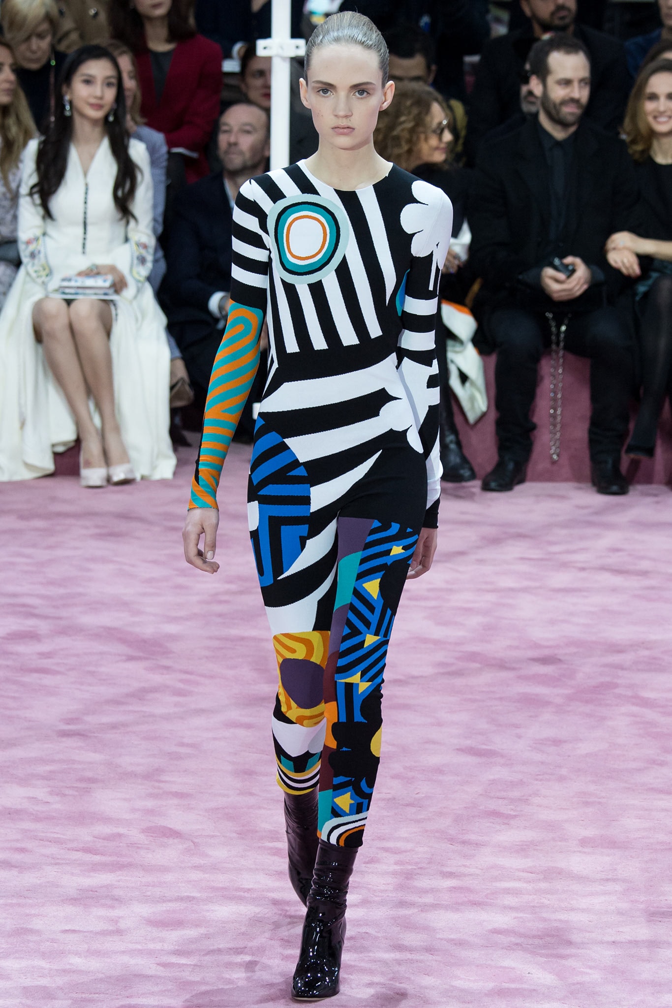 Mi-fleur, mi-Barbarella, la femme Dior version 2015 pour le défilé Haute Couture de Paris Mi-fleur, mi-Barbarella, la femme Dior version 2015 pour le défilé Haute Couture de Paris