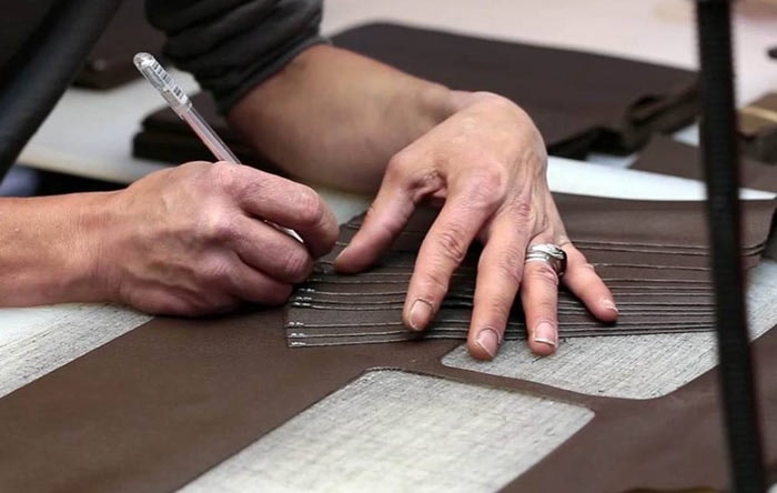 Cravates en soie, sacs luxueux : des artisans d'Hermès à Mexico Cravates en soie, sacs luxueux : des artisans d'Hermès à Mexico