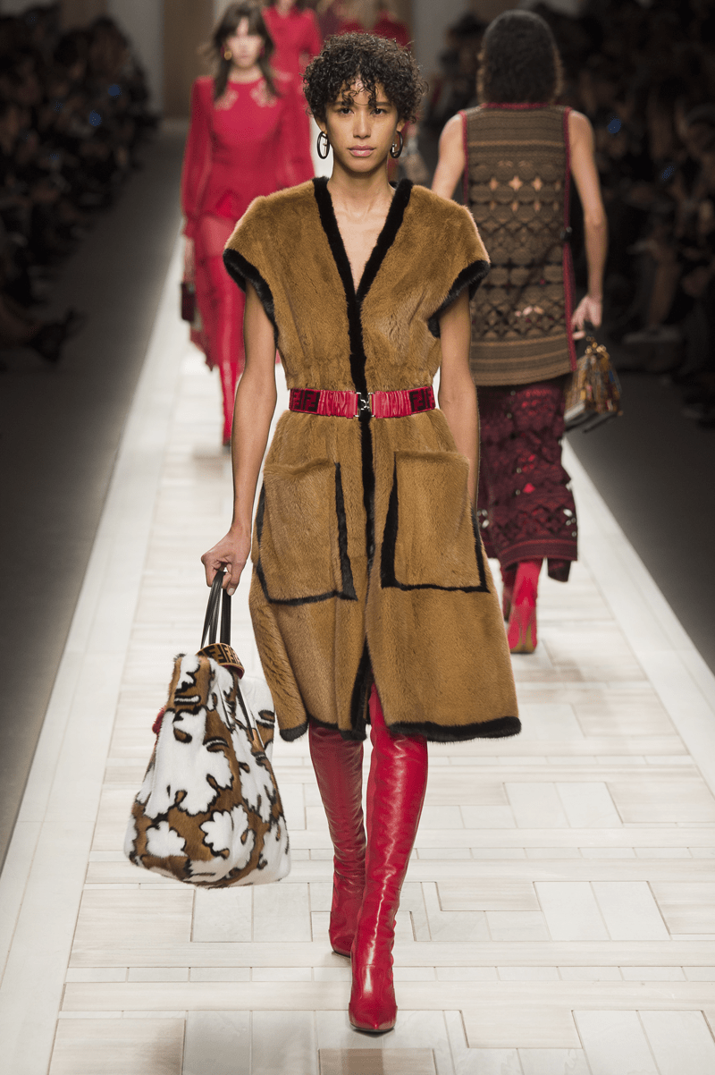 Mode à Milan : élégance plus simple et naturelle, parfois délurée Mode à Milan : élégance plus simple et naturelle, parfois délurée