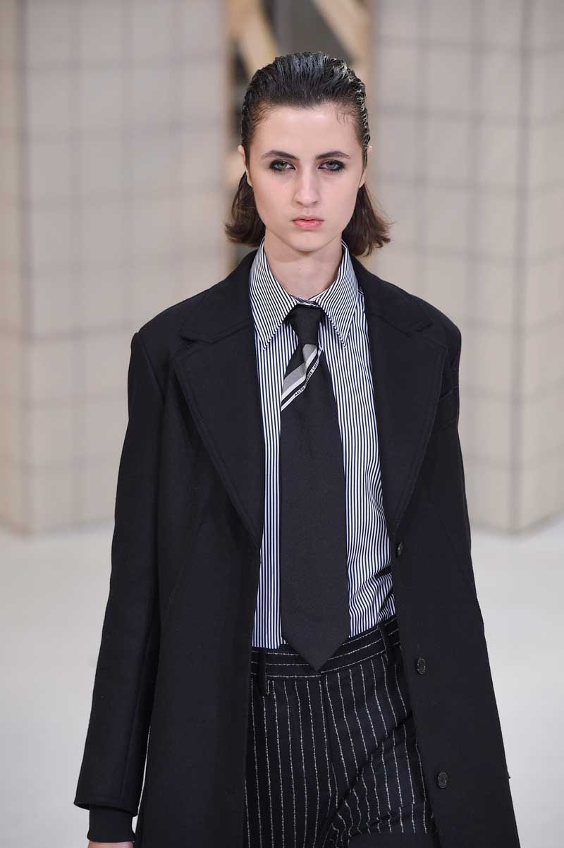Fashion Week de Paris: pour les femmes, la cravate est de mise Fashion Week de Paris: pour les femmes, la cravate est de mise