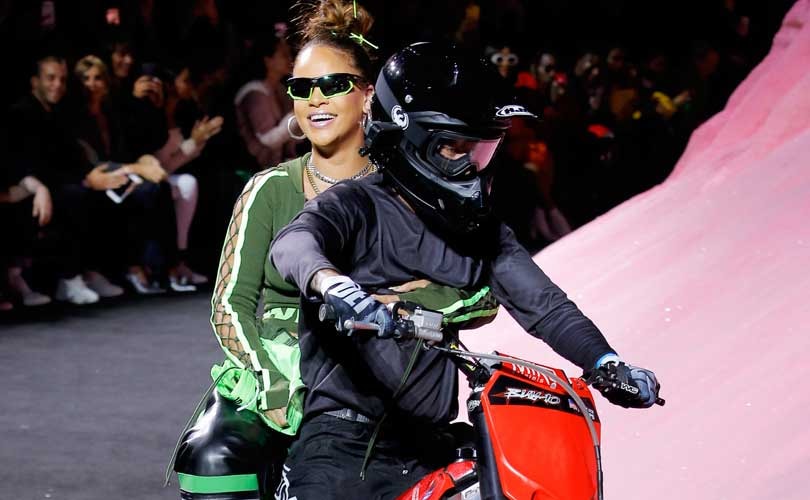 Fashion Week: Rihanna de plus en plus sportswear Fashion Week: Rihanna de plus en plus sportswear