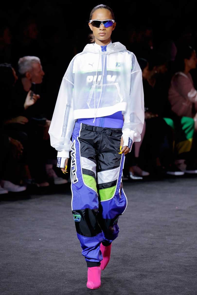Fashion Week: Rihanna de plus en plus sportswear Fashion Week: Rihanna de plus en plus sportswear