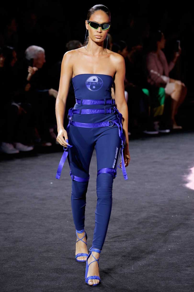 Fashion Week: Rihanna de plus en plus sportswear Fashion Week: Rihanna de plus en plus sportswear