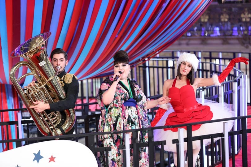 Beth Ditto lance le coup d’envoi de Noël Spectacular spectacular des Galeries Lafayette Beth Ditto lance le coup d’envoi de Noël Spectacular spectacular des Galeries Lafayette