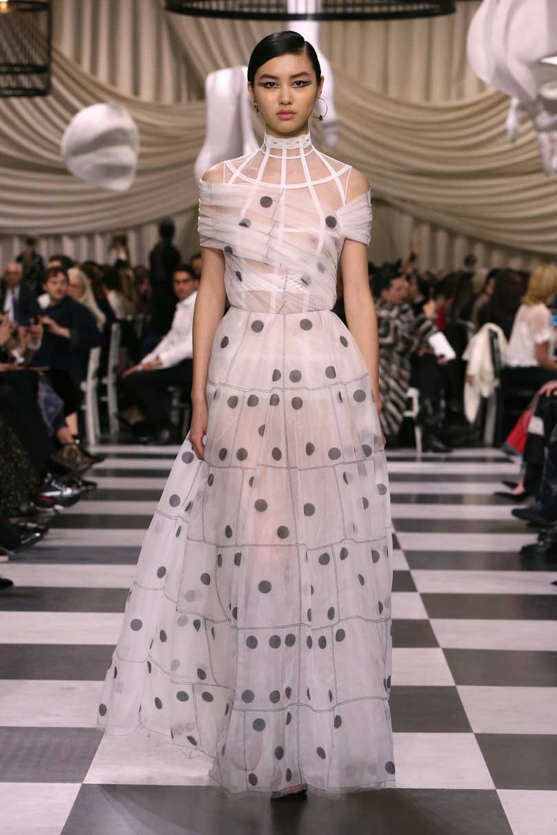 Haute couture: des défilés entre surréalisme et nature Haute couture: des défilés entre surréalisme et nature