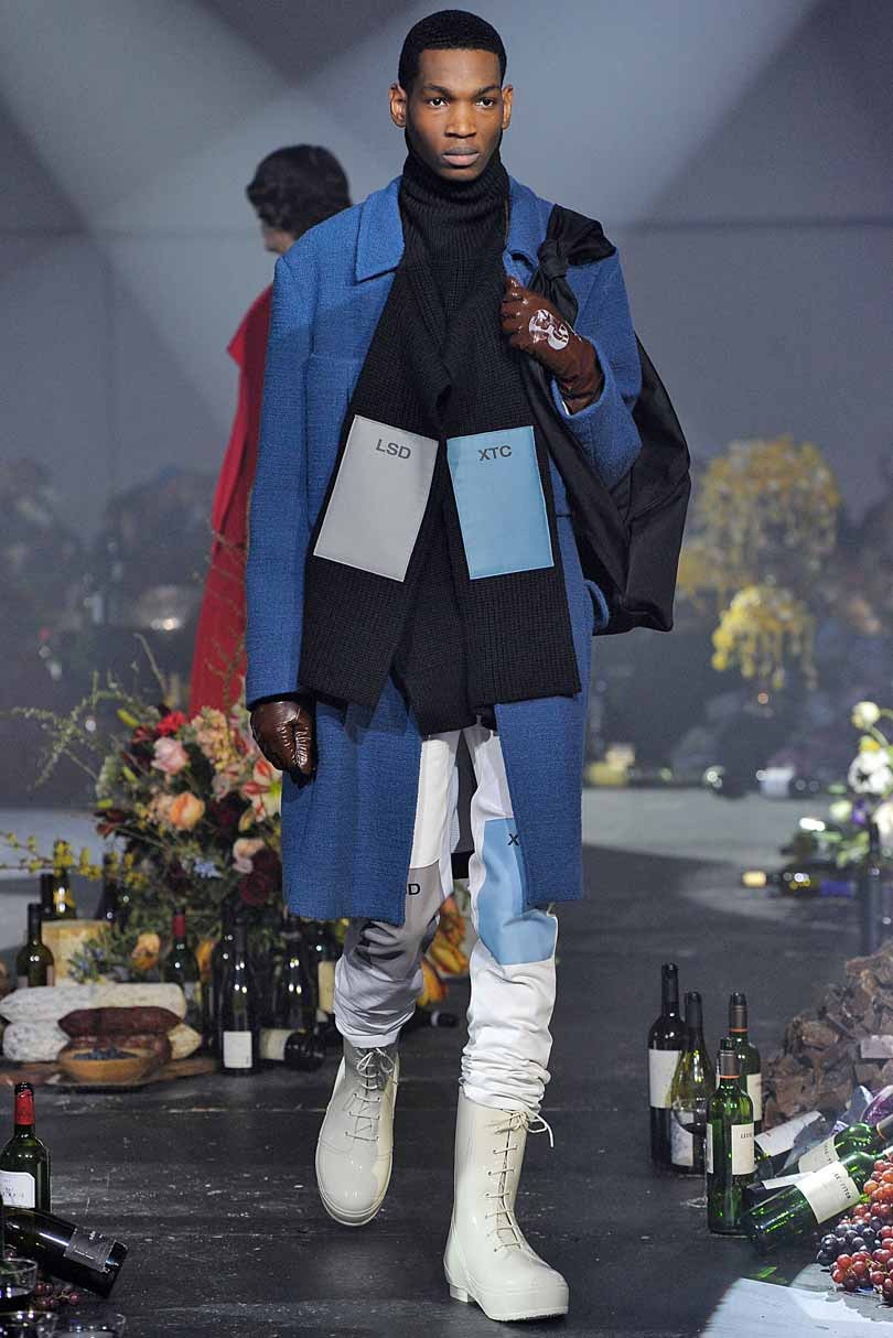 Fashion Week: un Raf Simons politique évoque "la jeunesse en mouvement" Fashion Week: un Raf Simons politique évoque "la jeunesse en mouvement"