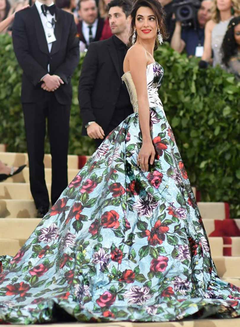 Dieu s'invite au gala du Met, où les célébrités pullulent Dieu s'invite au gala du Met, où les célébrités pullulent