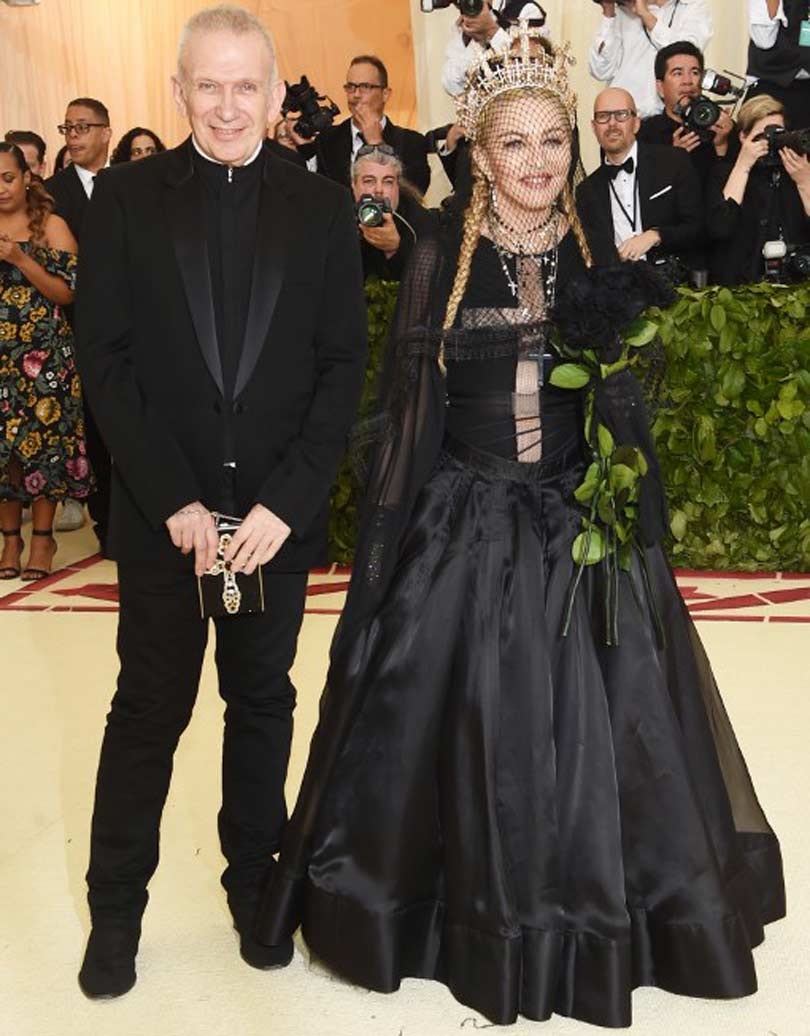 Dieu s'invite au gala du Met, où les célébrités pullulent Dieu s'invite au gala du Met, où les célébrités pullulent