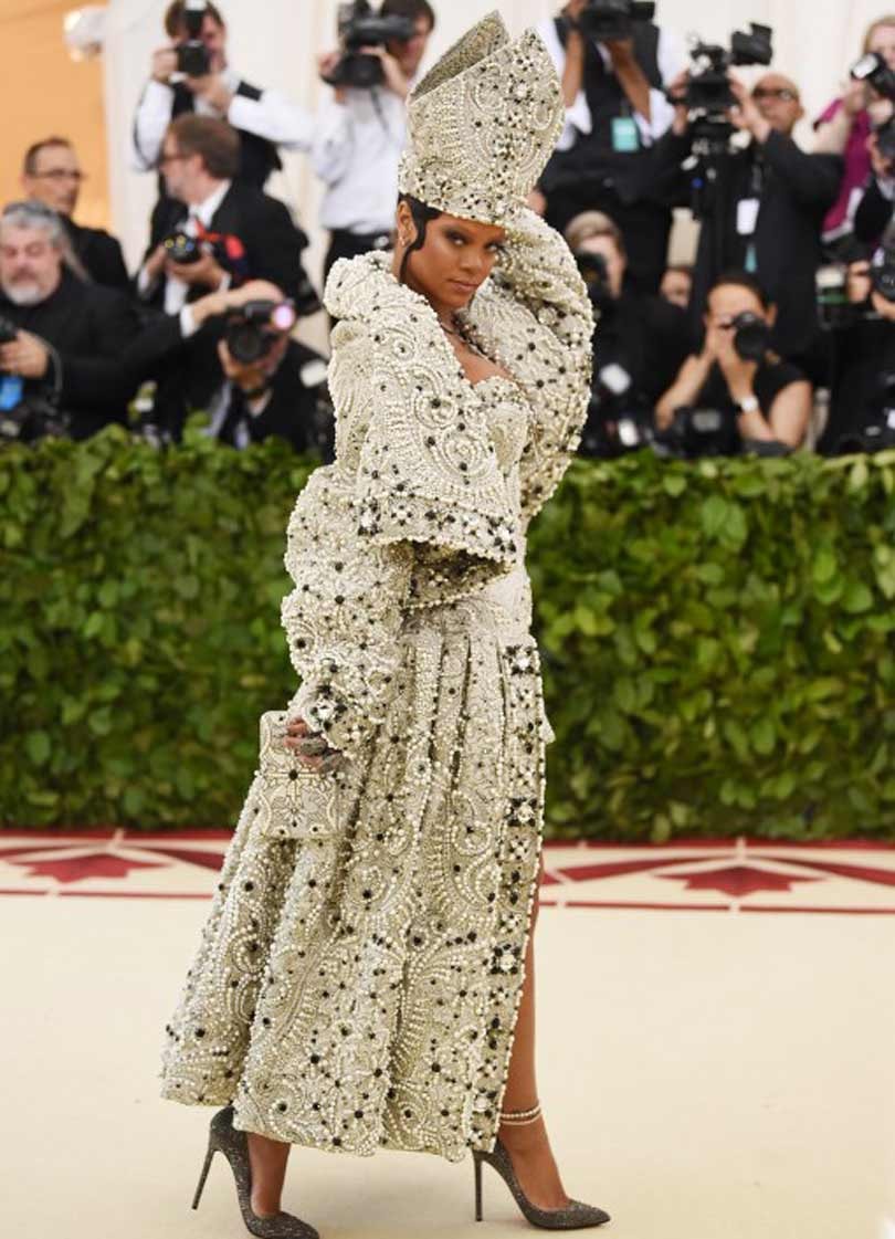 Dieu s'invite au gala du Met, où les célébrités pullulent Dieu s'invite au gala du Met, où les célébrités pullulent