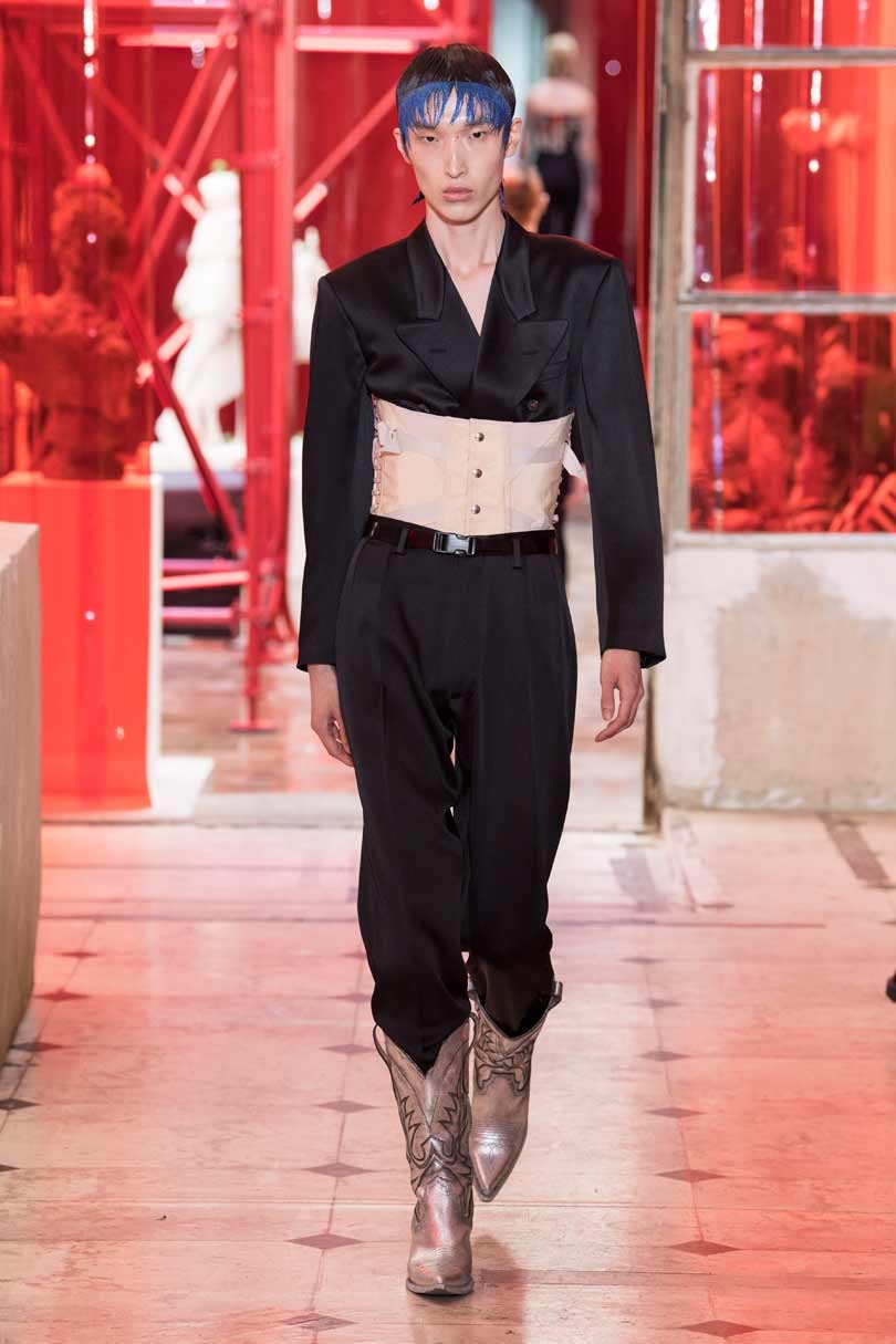 Fashion week: des hommes en corset Fashion week: des hommes en corset