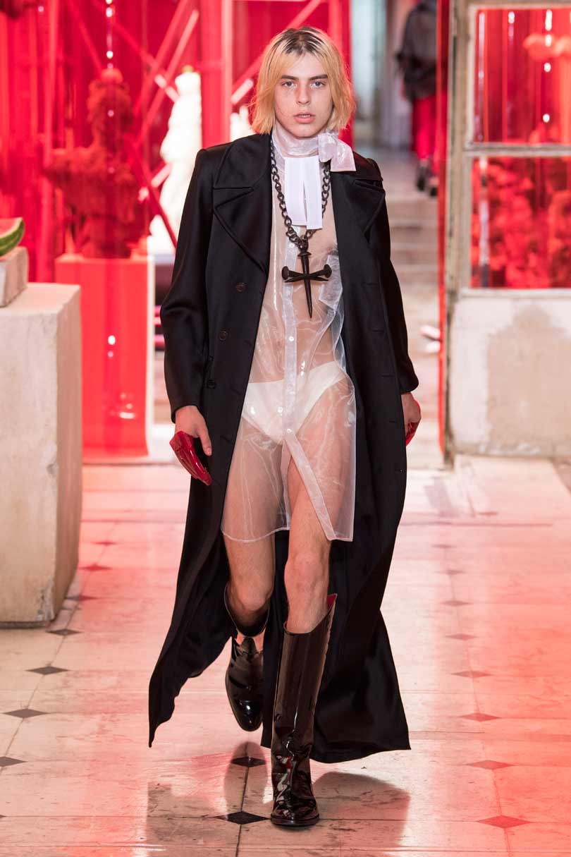 Fashion week: des hommes en corset Fashion week: des hommes en corset