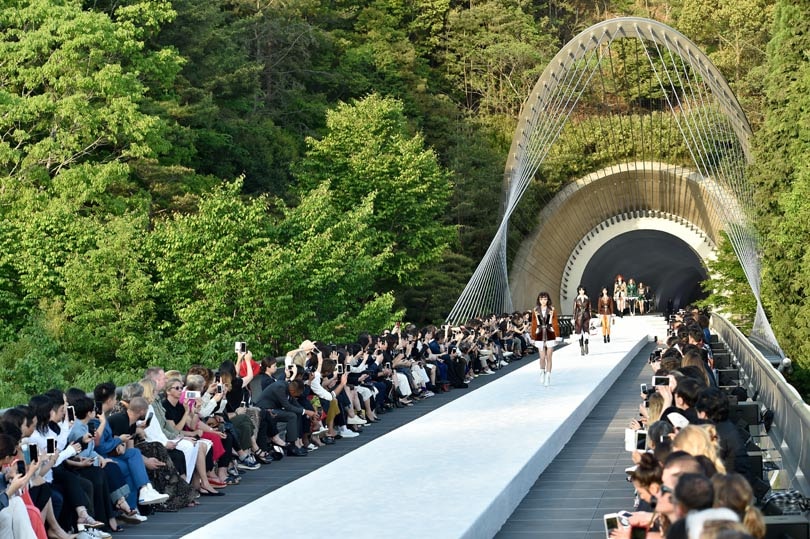 Louis Vuitton célèbre 20 ans de collections mode avec la sortie d’un livre Louis Vuitton célèbre 20 ans de collections mode avec la sortie d’un livre