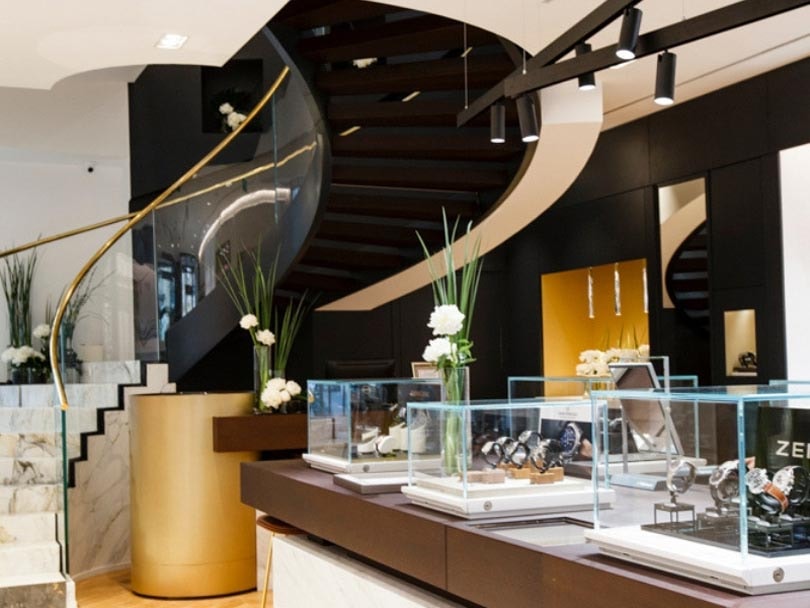 Royal Quartz : renaissance de l'enseigne horlogère parisienne dans son nouveau décor Royal Quartz : renaissance de l'enseigne horlogère parisienne dans son nouveau décor