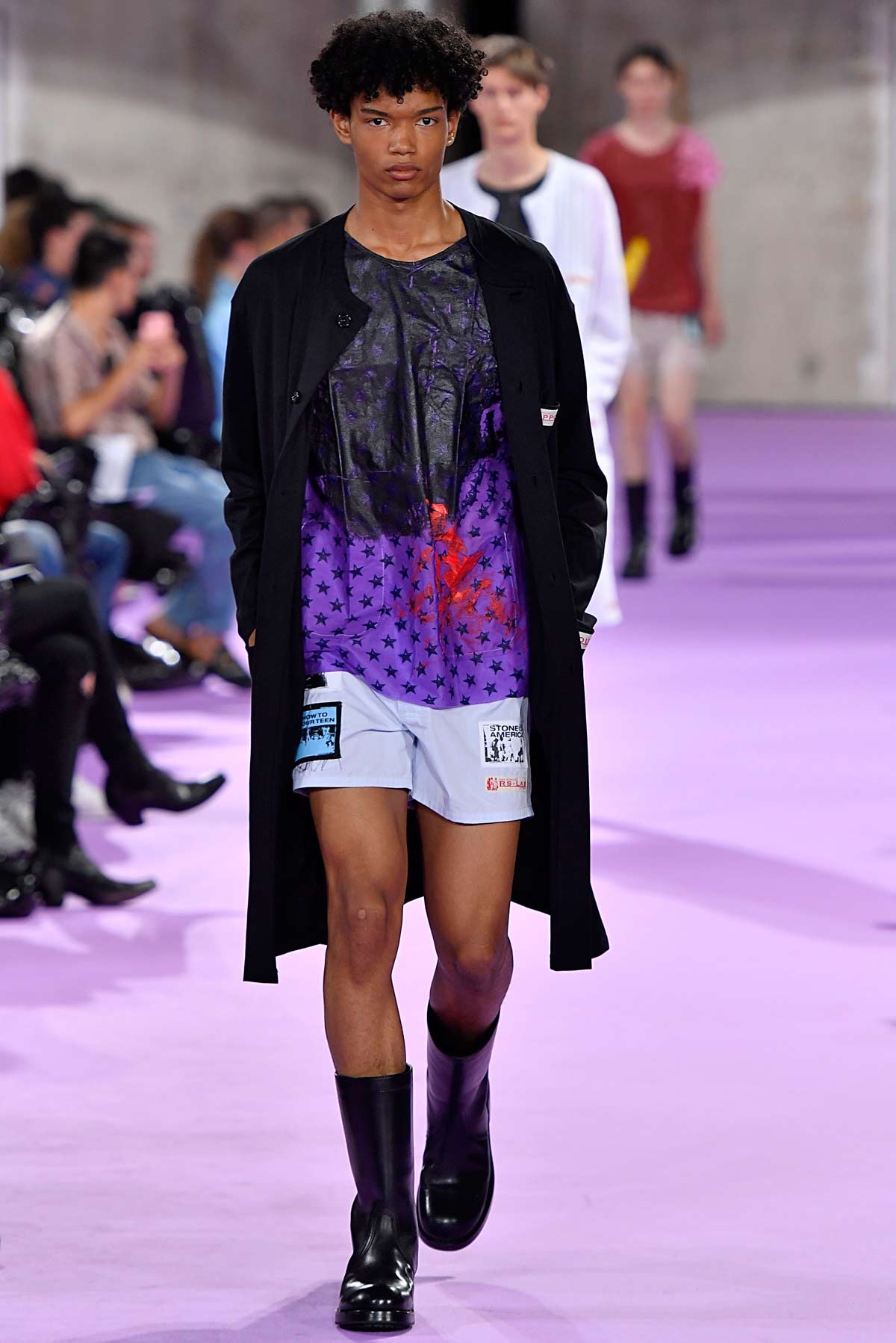 Le déroutant défilé Homme de Raf Simons dans la banlieue parisienne Le déroutant défilé Homme de Raf Simons dans la banlieue parisienne