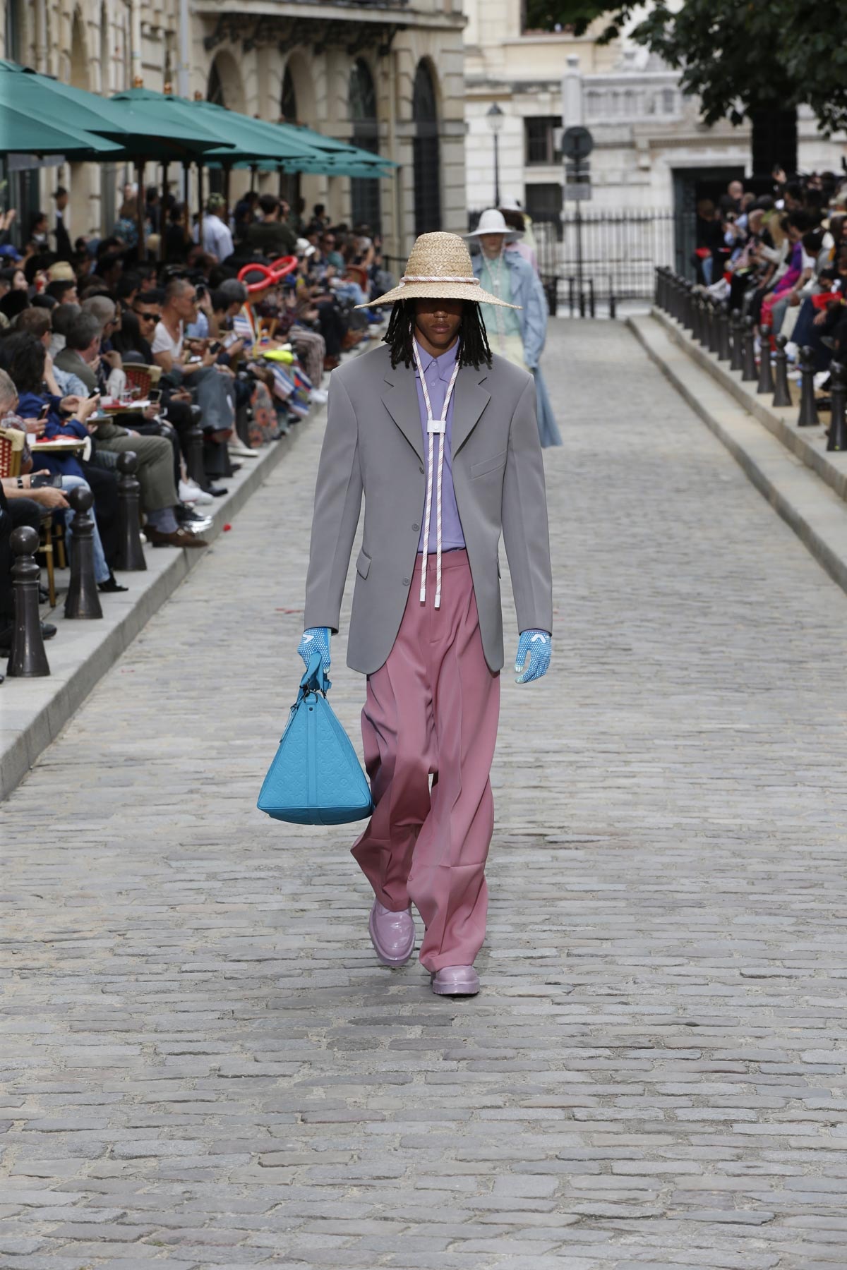 Paris Fashion Week Homme : défilés floraux chez Vuitton et Dries van Noten Paris Fashion Week Homme : défilés floraux chez Vuitton et Dries van Noten