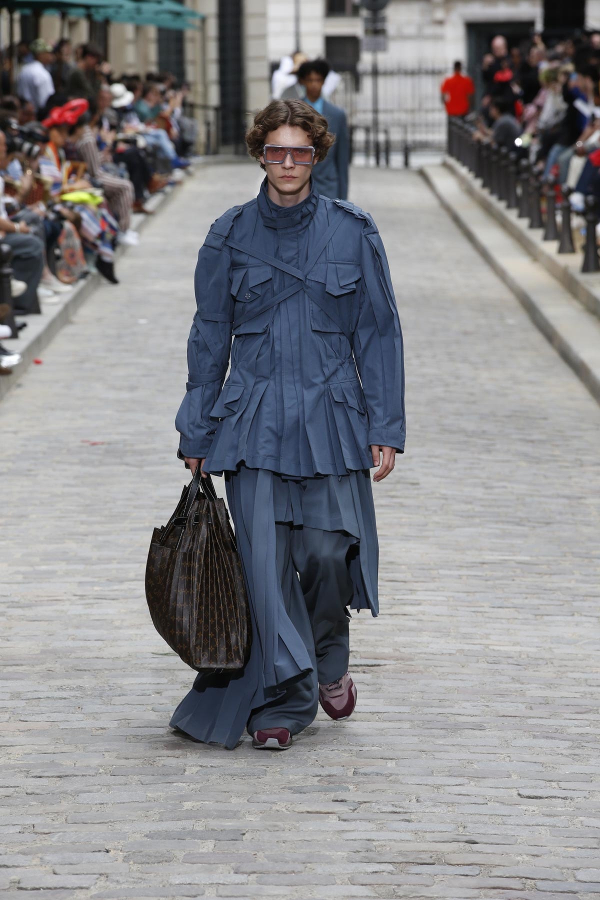 Paris Fashion Week Homme : défilés floraux chez Vuitton et Dries van Noten Paris Fashion Week Homme : défilés floraux chez Vuitton et Dries van Noten