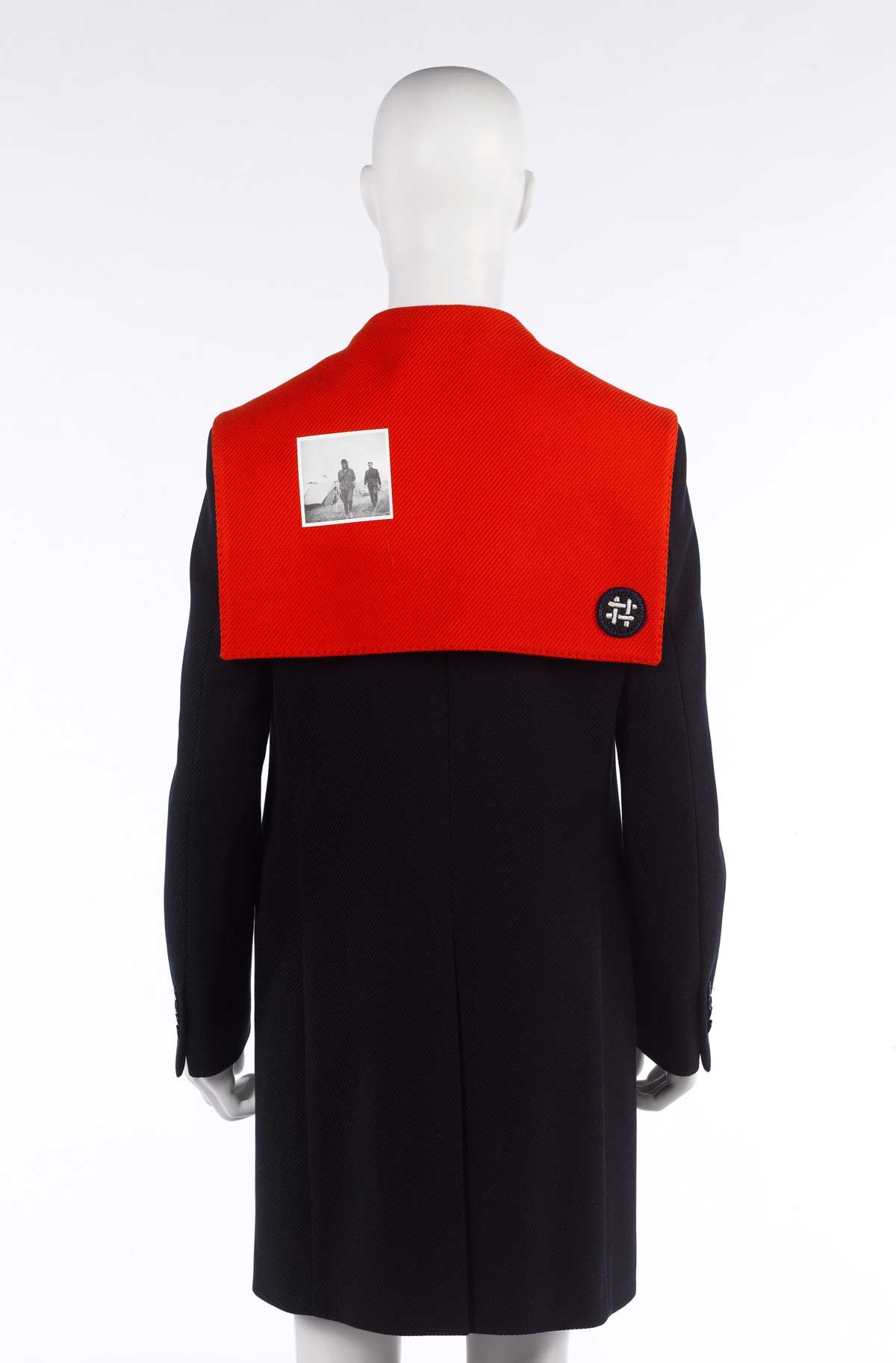 En images : les pièces de l’exposition « Back side - Dos à la mode » En images : les pièces de l’exposition « Back side - Dos à la mode »