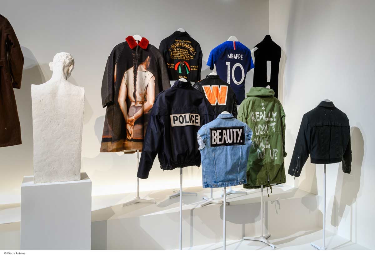 En images : les pièces de l’exposition « Back side - Dos à la mode » En images : les pièces de l’exposition « Back side - Dos à la mode »