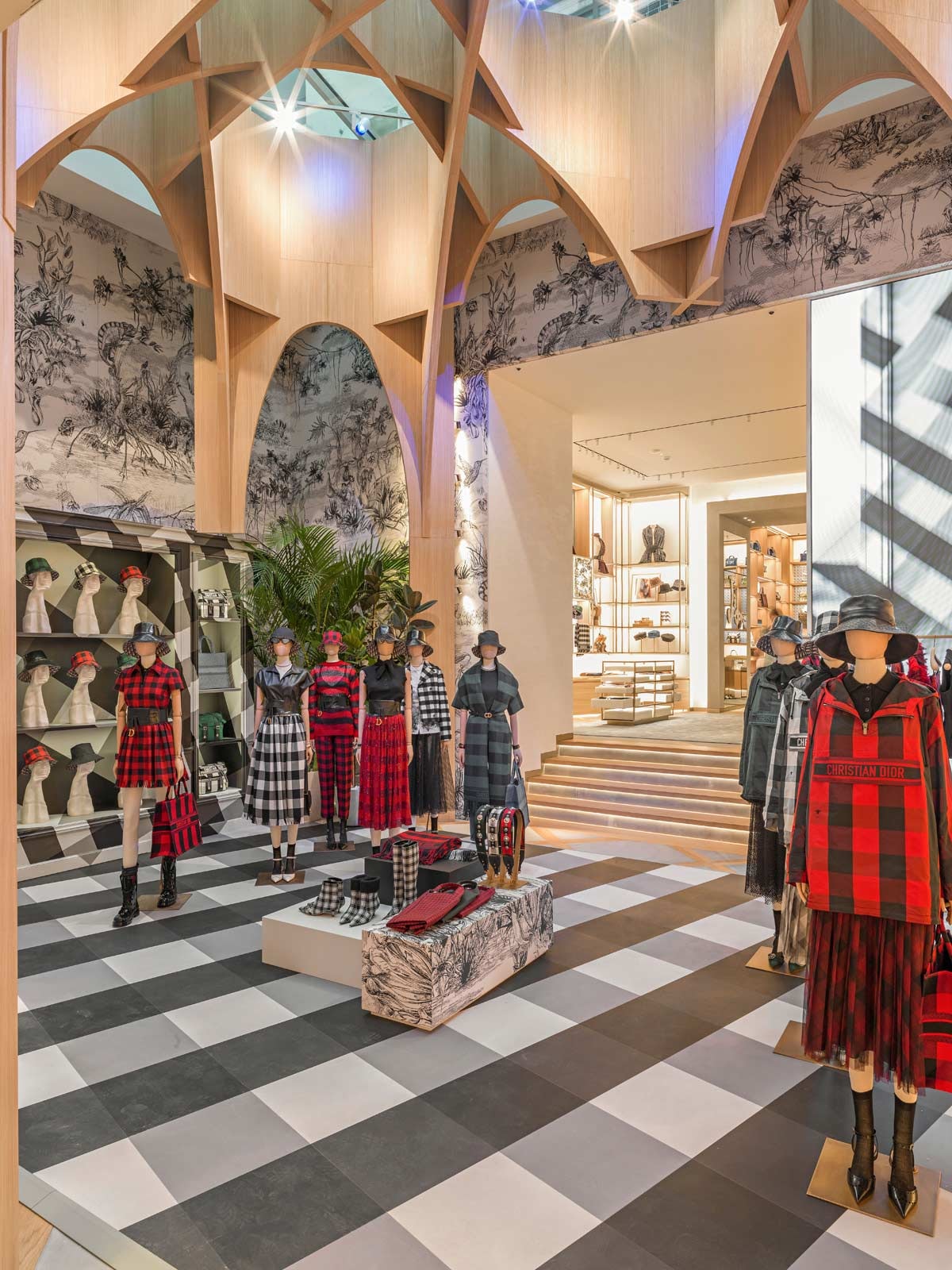 Visite de la nouvelle adresse Dior sur les Champs-Élysées Visite de la nouvelle adresse Dior sur les Champs-Élysées