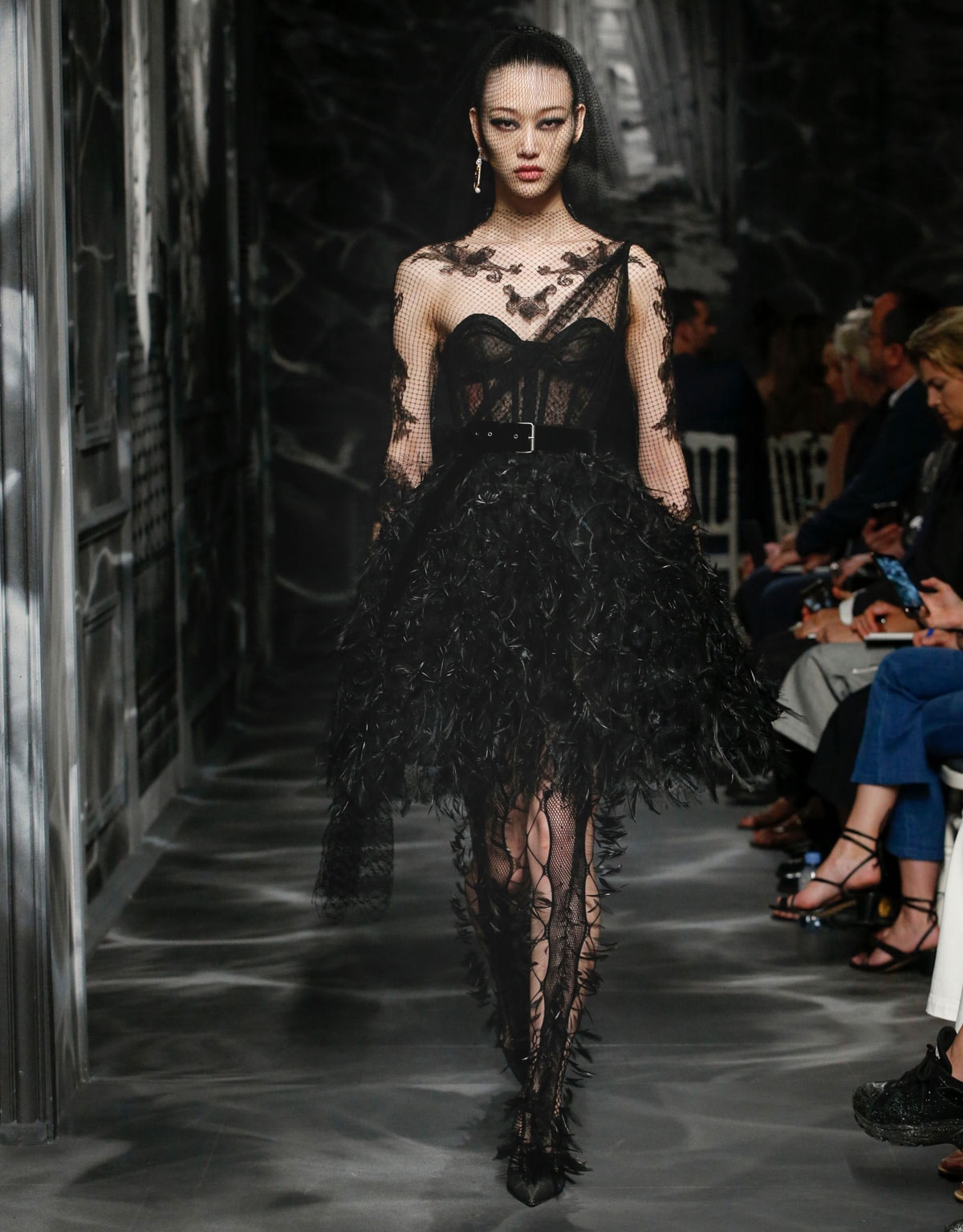 Haute couture Paris : les femmes Dior en sombres cariatides Haute couture Paris : les femmes Dior en sombres cariatides