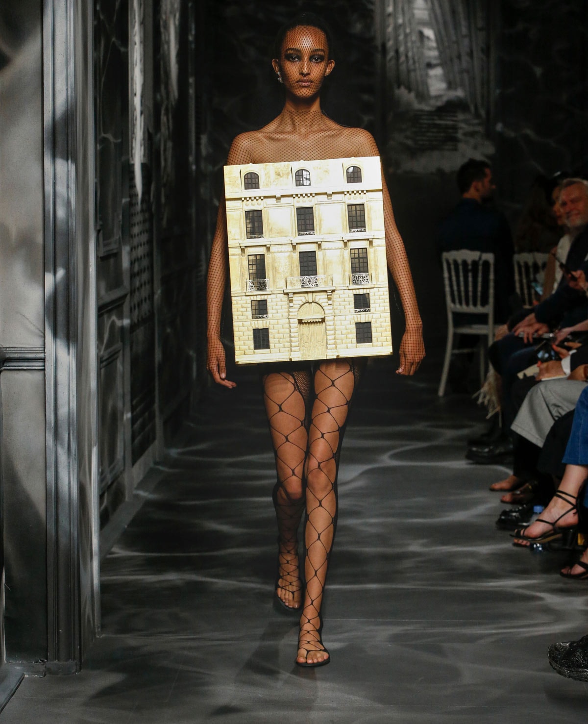 Haute couture Paris : les femmes Dior en sombres cariatides Haute couture Paris : les femmes Dior en sombres cariatides