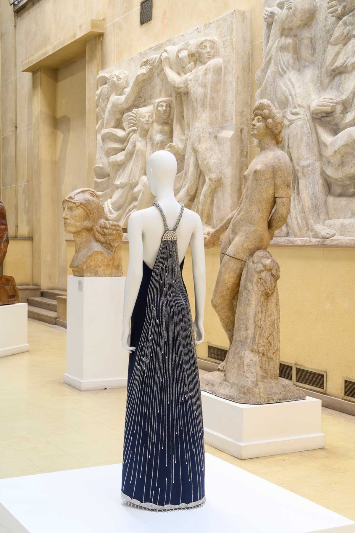 « Back Side/ Dos à la mode » : l’exposition qui dévoile la mode vue de dos « Back Side/ Dos à la mode » : l’exposition qui dévoile la mode vue de dos