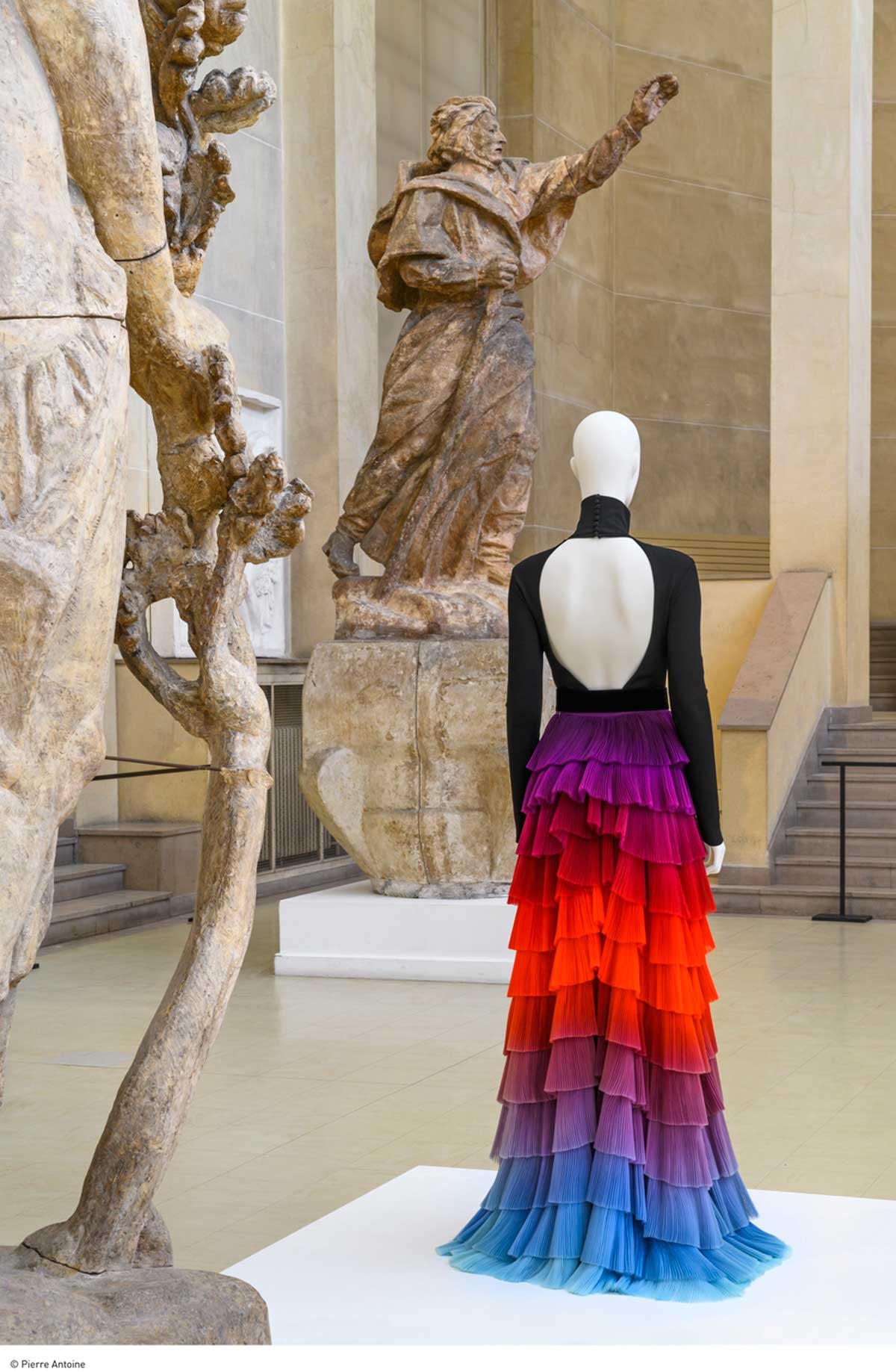 « Back Side/ Dos à la mode » : l’exposition qui dévoile la mode vue de dos « Back Side/ Dos à la mode » : l’exposition qui dévoile la mode vue de dos