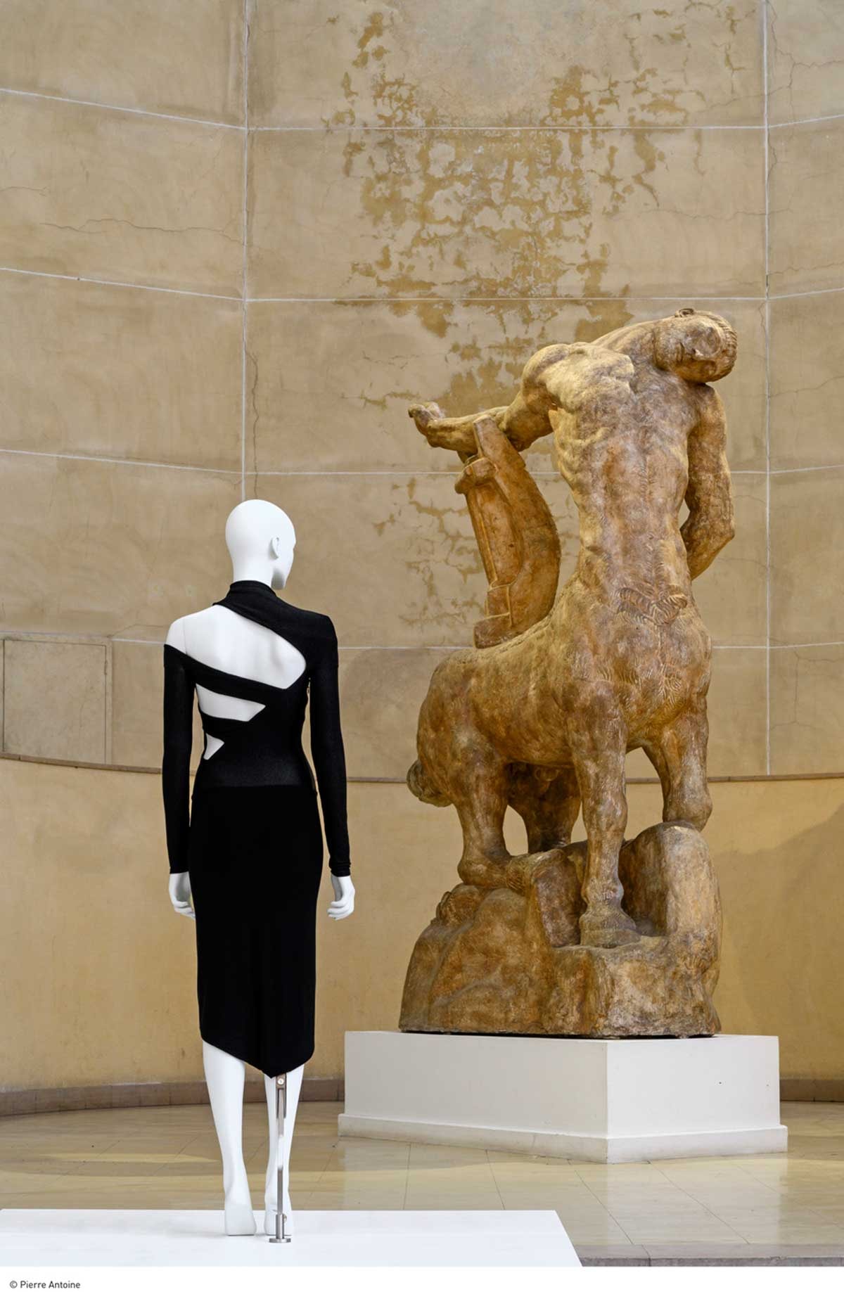 « Back Side/ Dos à la mode » : l’exposition qui dévoile la mode vue de dos « Back Side/ Dos à la mode » : l’exposition qui dévoile la mode vue de dos