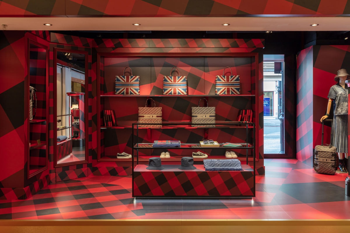 Dior ouvre une boutique éphémère estivale chez Harrods Dior ouvre une boutique éphémère estivale chez Harrods