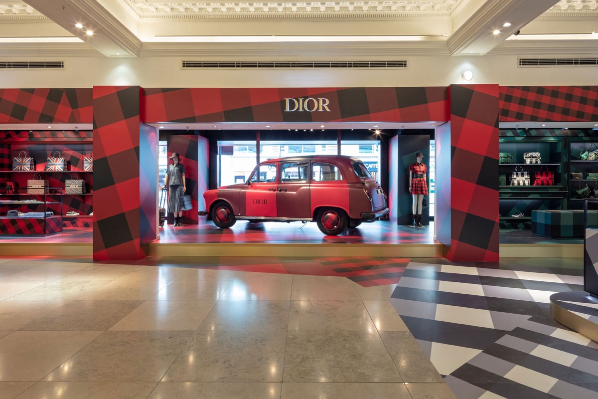 Dior ouvre une boutique éphémère estivale chez Harrods Dior ouvre une boutique éphémère estivale chez Harrods