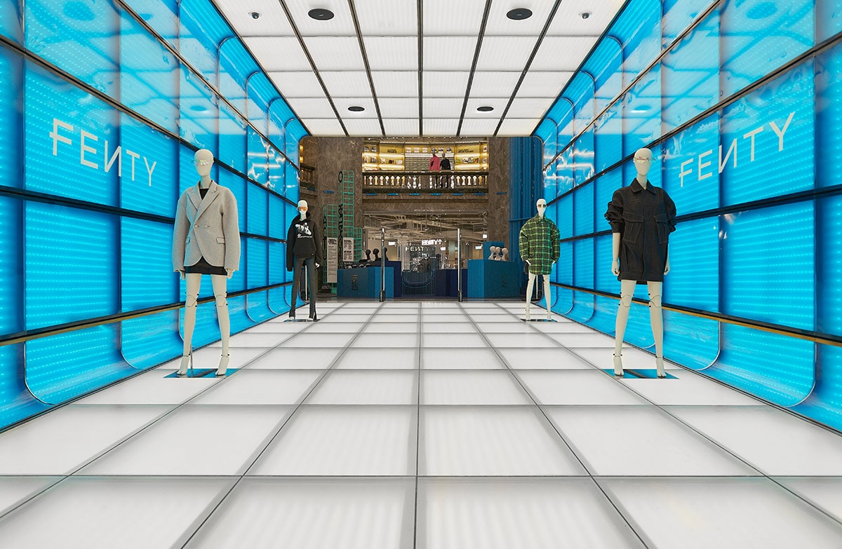 En images : le nouveau pop-up store de Fenty aux Galeries Lafayette Champs Élysées En images : le nouveau pop-up store de Fenty aux Galeries Lafayette Champs Élysées
