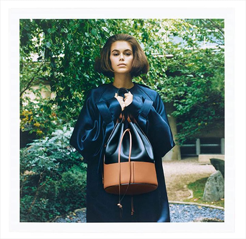 En images : Kaia Gerber pose pour le nouvel ouvrage de Loewe En images : Kaia Gerber pose pour le nouvel ouvrage de Loewe
