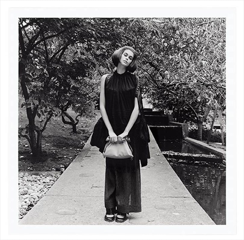 En images : Kaia Gerber pose pour le nouvel ouvrage de Loewe En images : Kaia Gerber pose pour le nouvel ouvrage de Loewe