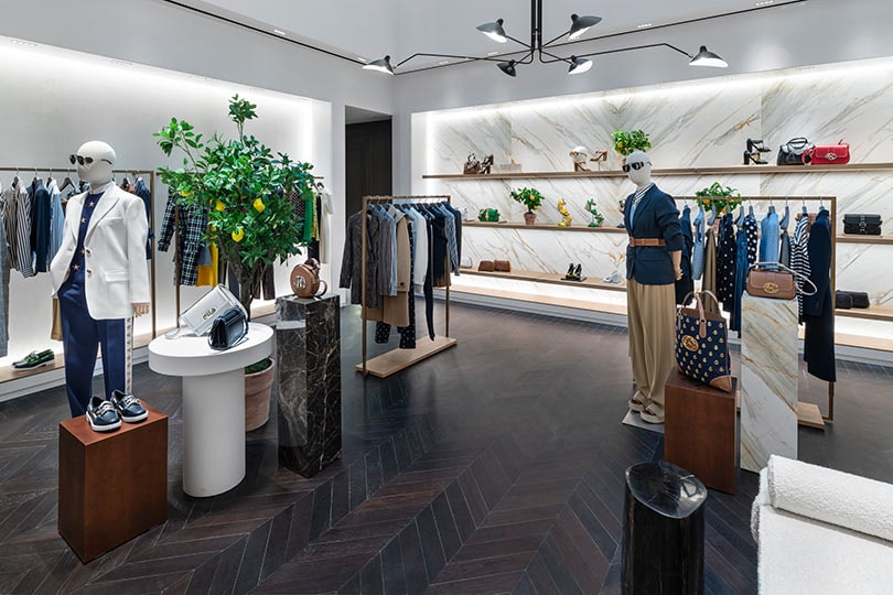 Michael Kors rénove sa première vitrine parisienne : en images Michael Kors rénove sa première vitrine parisienne : en images