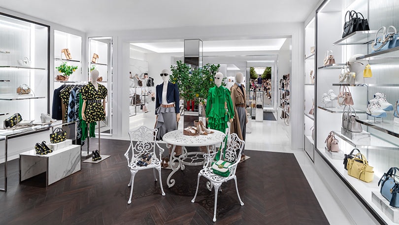 Michael Kors rénove sa première vitrine parisienne : en images Michael Kors rénove sa première vitrine parisienne : en images