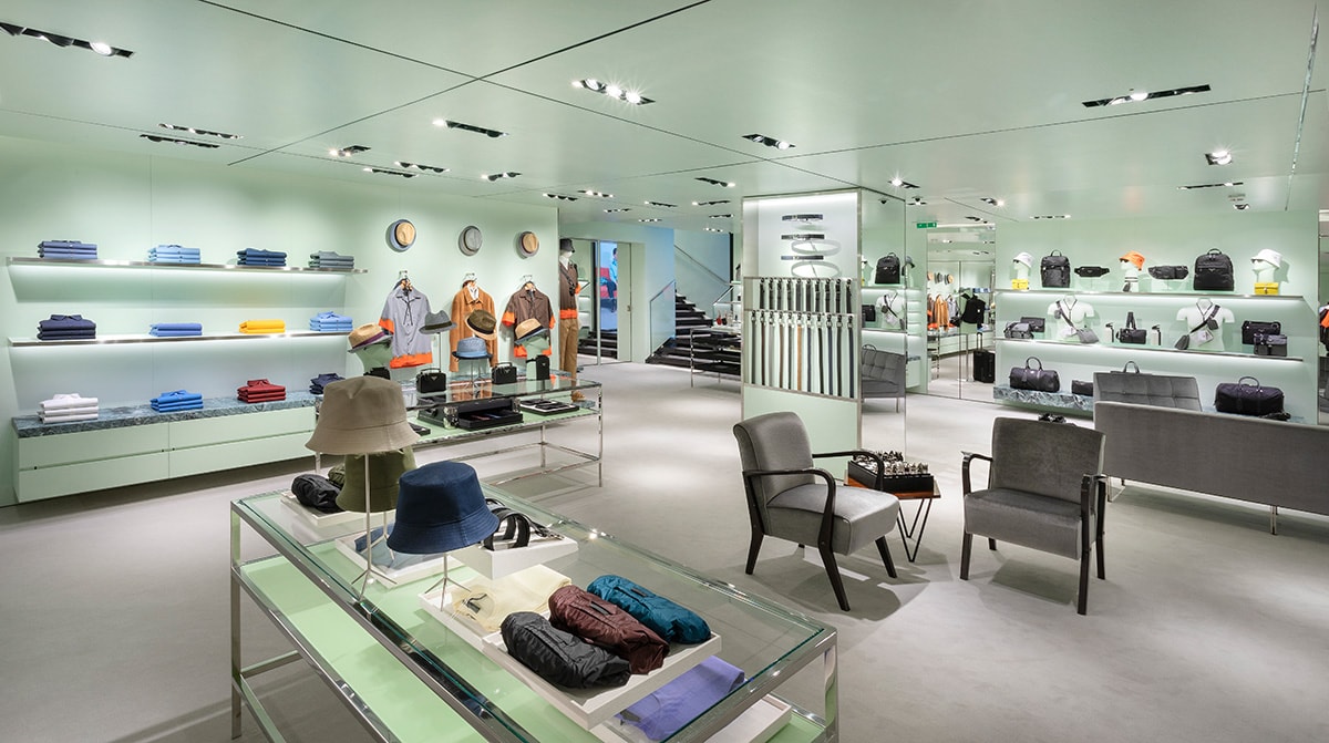 Prada rafraîchit sa boutique cannoise Prada rafraîchit sa boutique cannoise